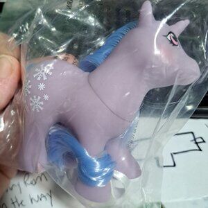 Snowflake / powder baby unicorn winter HQG1C MIB